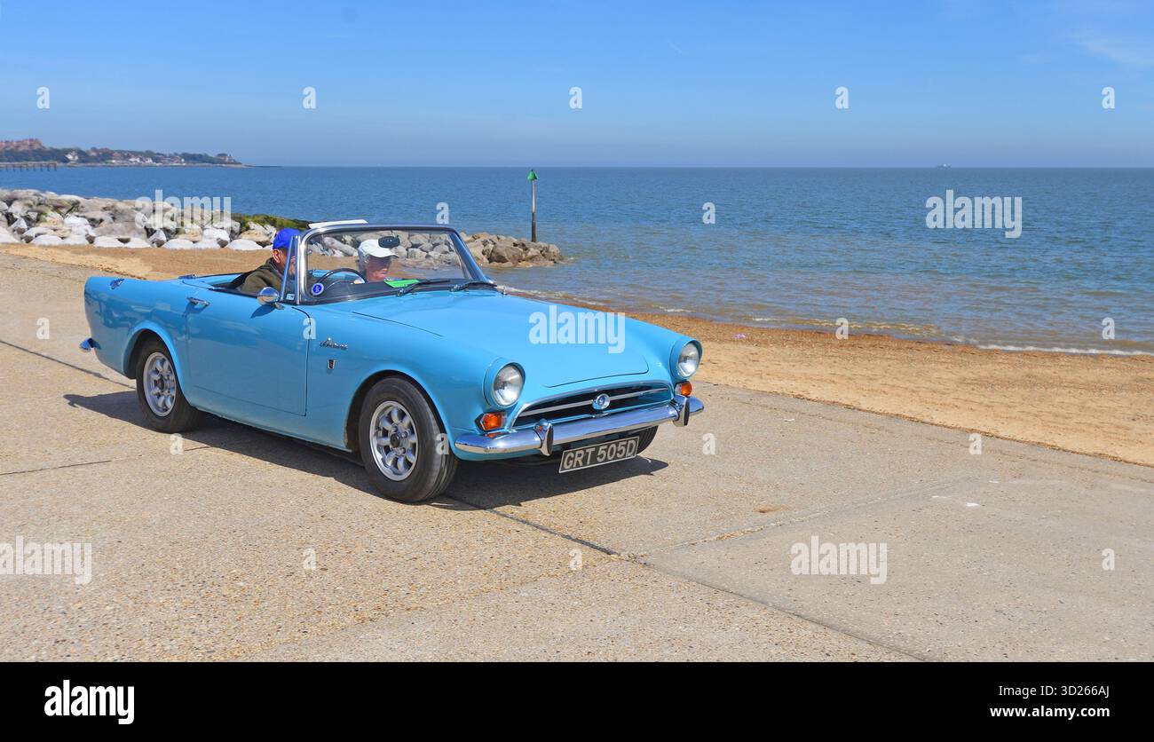 Classic Light B lue Sunbeam Alpine sul lungomare, spiaggia e mare sullo sfondo Foto Stock
