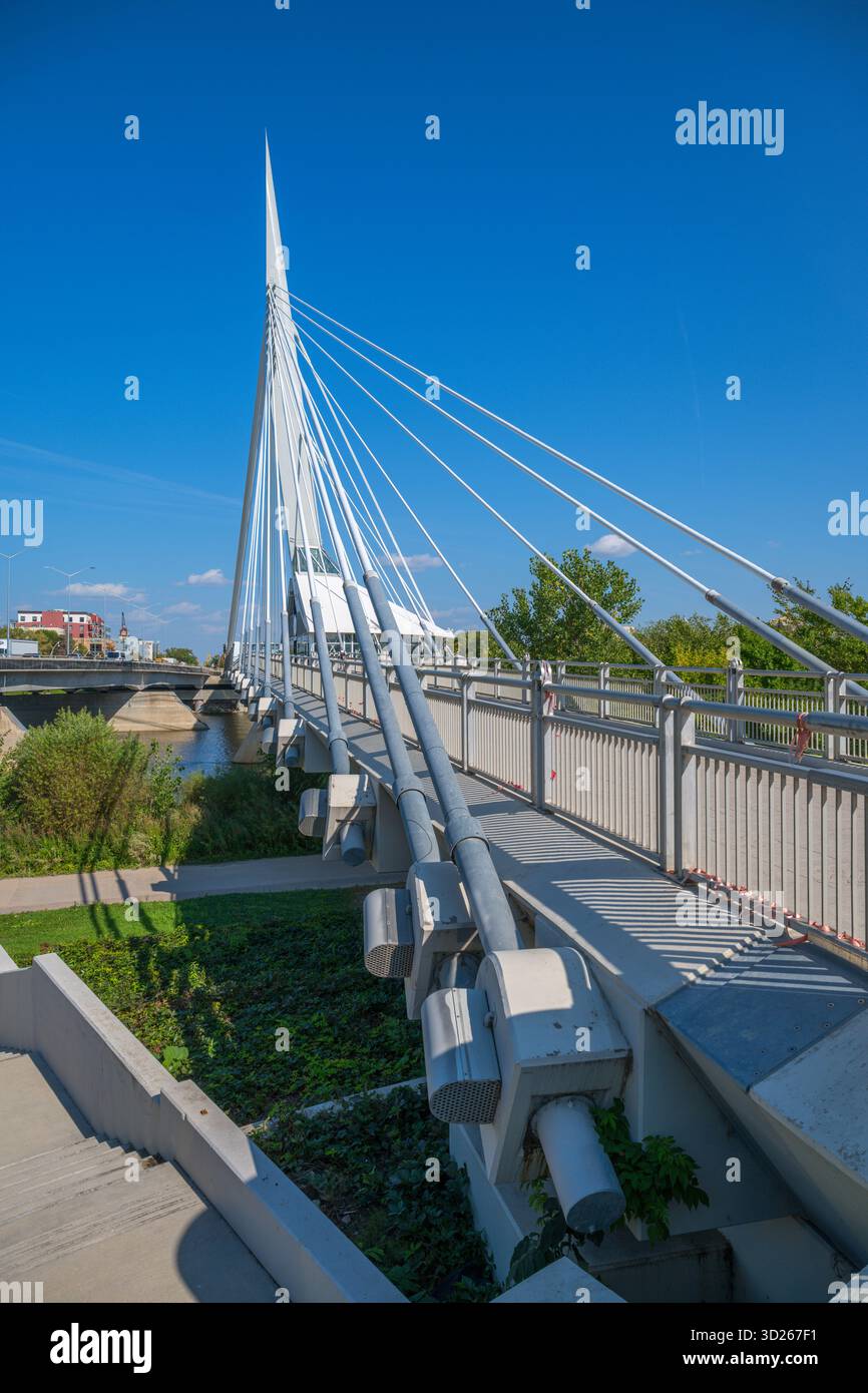 Esplanade Riel Footbridge sul Red River, The Forks, Forks National Historic Site, Winnipeg, Manitoba, Canada Foto Stock
