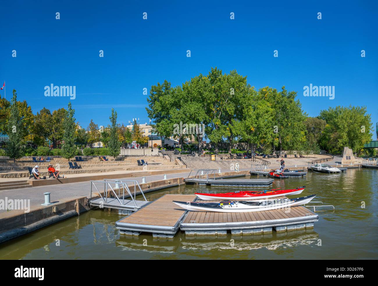 Passeggiata lungo il fiume Assiniboine presso il Forks Historic Port, il Forks National Historic Site, Winnipeg, Manitoba, Canada Foto Stock