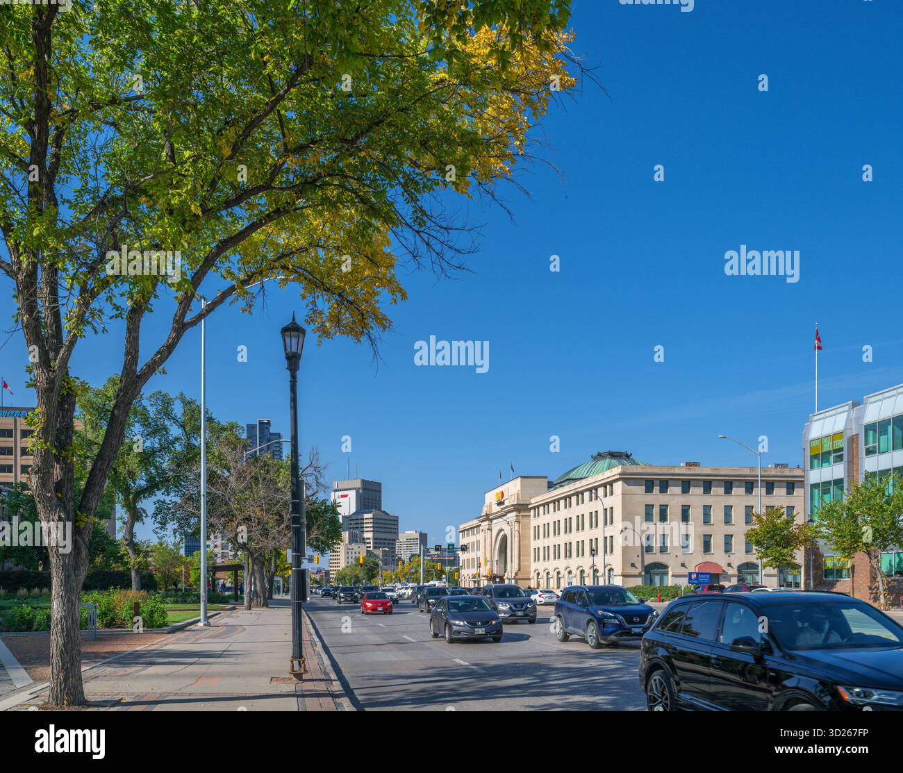 Ammira Main Street verso Union Station e lo skyline del centro, Winnipeg, Manitoba, Canada Foto Stock