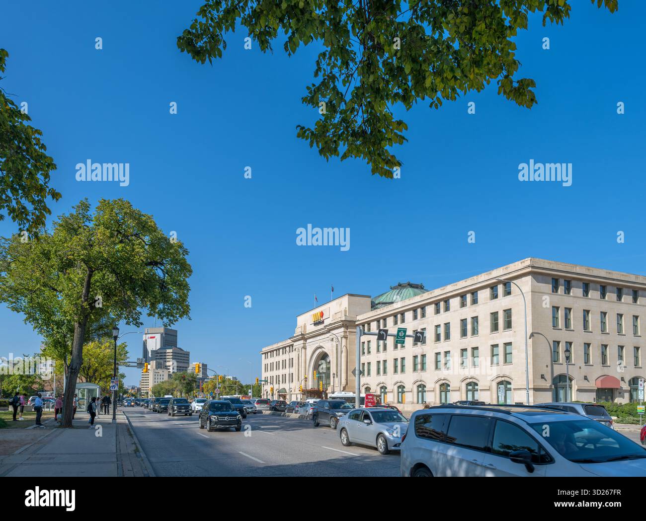 Ammira Main Street con Union Station sulla destra e lo skyline del centro dietro Winnipeg, Manitoba, Canada Foto Stock