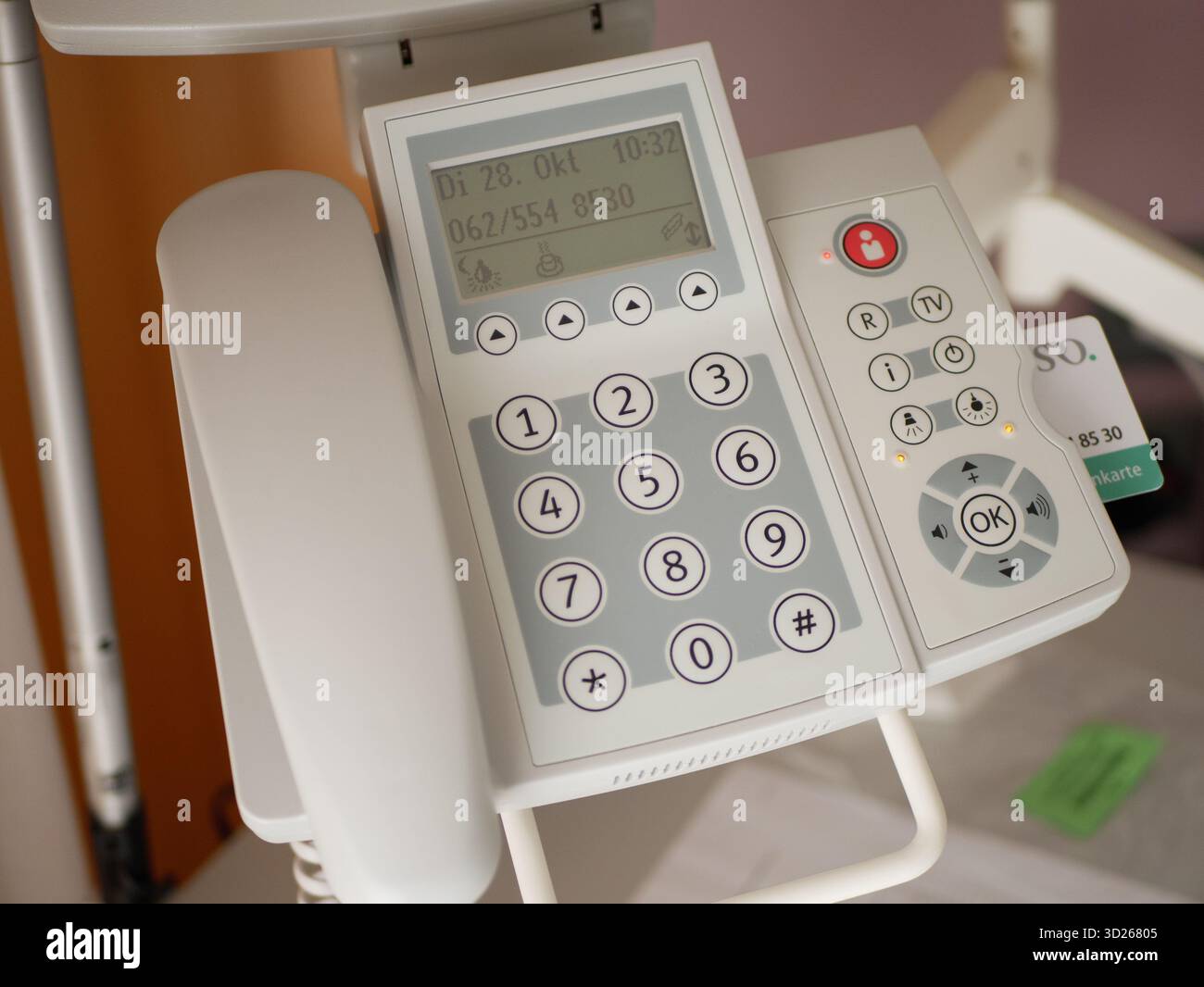 Primo piano di un moderno dispositivo di comunicazione al posto letto ospedaliero con tastierino numerico, display e pulsanti di controllo per l'uso dei pazienti in sala sanitaria. Alta qu Foto Stock