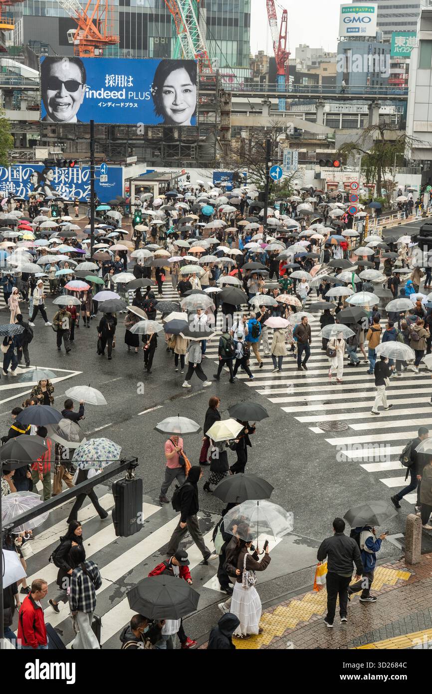 Tokyo, Shibuya, Giappone: Via Shibuya che attraversa una delle attrazioni di Tokyo. Migliaia di persone che attraversano la strada da direzioni diverse Foto Stock