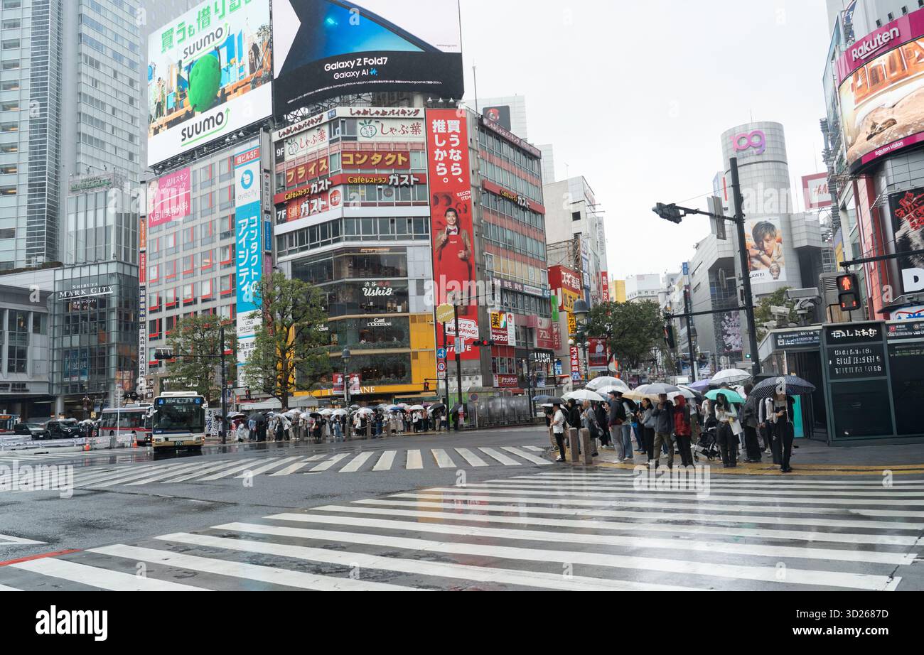 Tokyo, Shibuya, Giappone: Via Shibuya che attraversa una delle attrazioni di Tokyo. Migliaia di persone che attraversano la strada da direzioni diverse Foto Stock