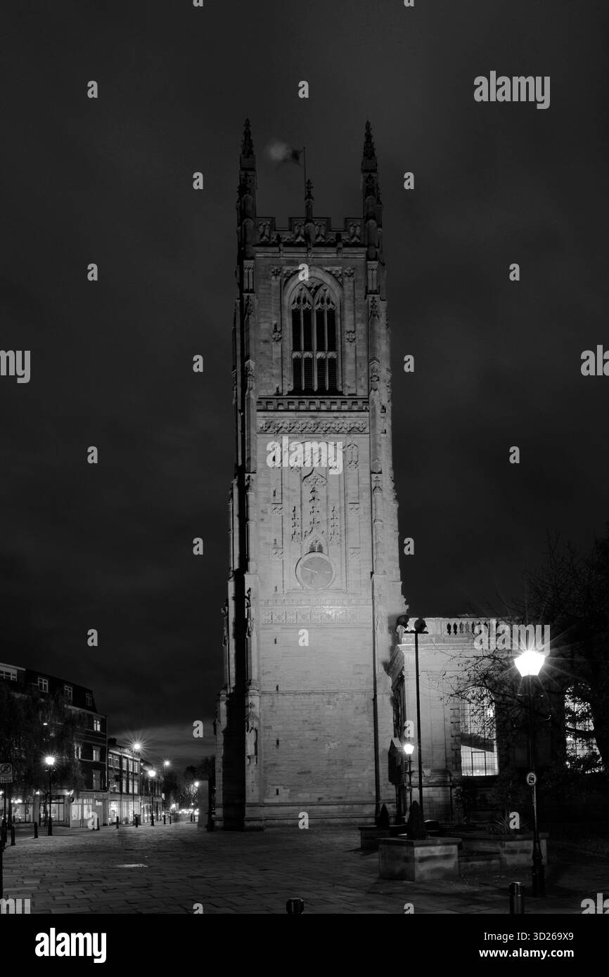 Vista al tramonto della cattedrale di Derby, della chiesa di tutti i Santi, del quartiere della cattedrale, di Derby City, Derbyshire, Inghilterra, REGNO UNITO Foto Stock