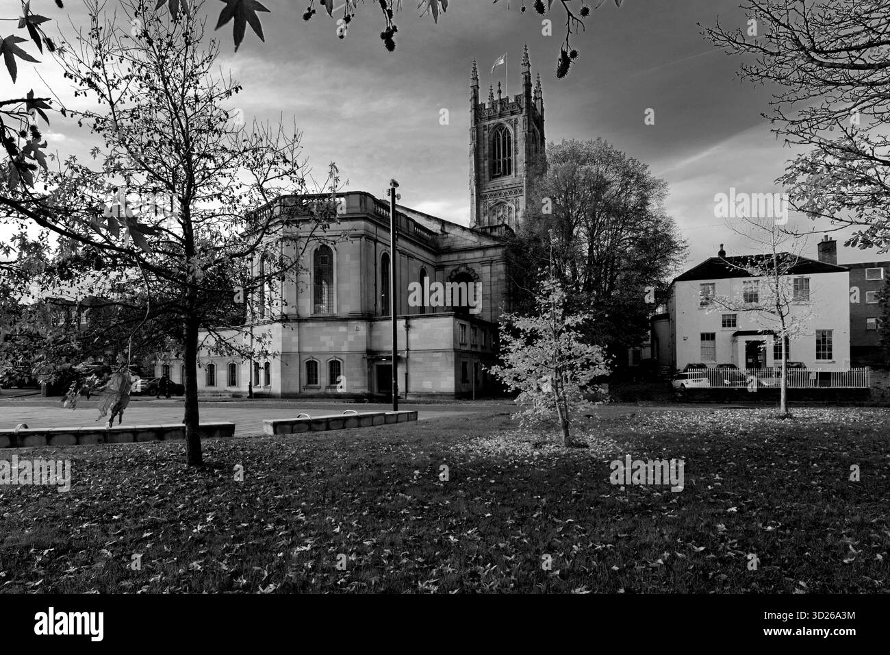 Vista autunnale della cattedrale di Derby, della chiesa di tutti i Santi, del quartiere della cattedrale, di Derby City, Derbyshire, Inghilterra, REGNO UNITO Foto Stock