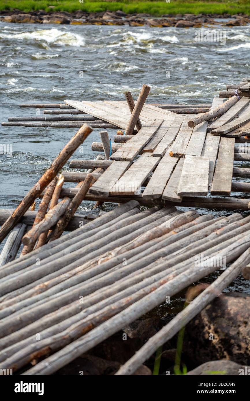 Il Krenkku in Finlandia è un tradizionale molo in legno costruito sopra le rapide che i pescatori possono utilizzare per raggiungere più lontano dalle rive del fiume. Foto Stock