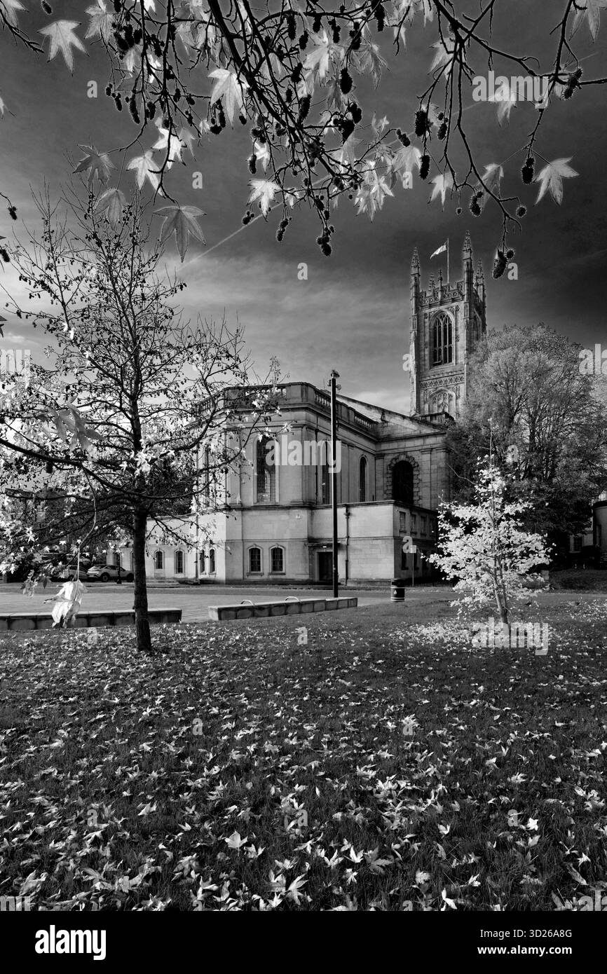 Vista autunnale della cattedrale di Derby, della chiesa di tutti i Santi, del quartiere della cattedrale, di Derby City, Derbyshire, Inghilterra, REGNO UNITO Foto Stock