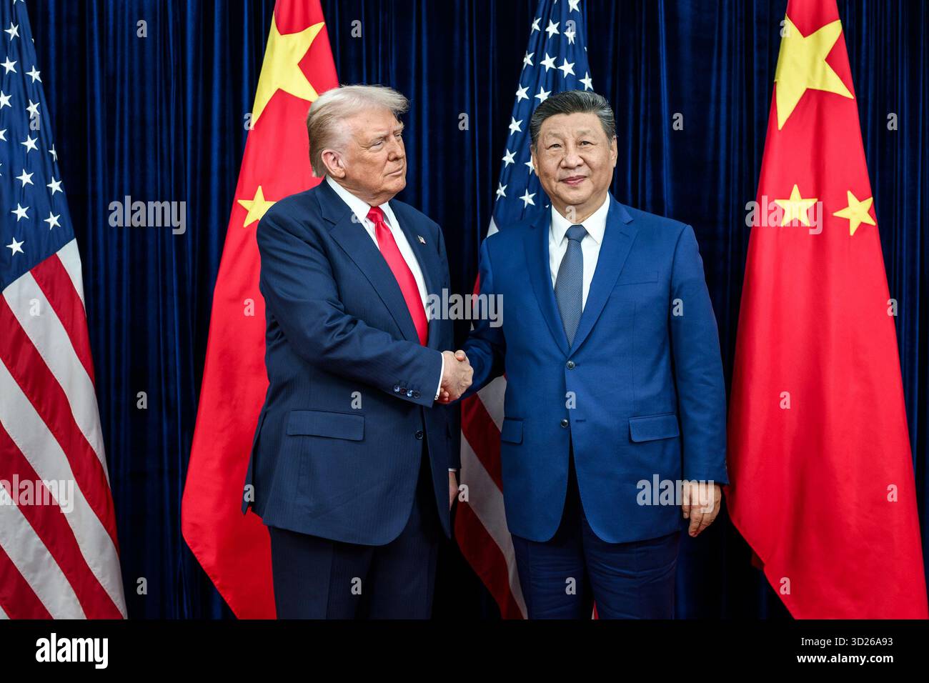 Busan, Repubblica di Corea. 29 ottobre 2025. Il presidente Donald Trump saluta il presidente cinese Xi Jinping prima di una riunione bilaterale presso il terminal dell'aeroporto internazionale di Gimhae, giovedì 30 ottobre 2025, a Busan, Corea del Sud. Foto di Daniel Torok/The White House/UPI credito: UPI/Alamy Live News Foto Stock
