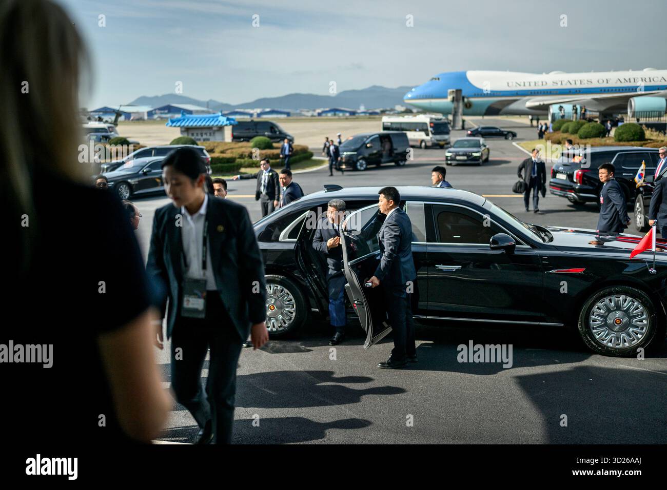 Busan, Repubblica di Corea. 29 ottobre 2025. Il presidente cinese Xi Jinping arriva per un incontro bilaterale con il presidente Donald Trump al terminal dell'aeroporto internazionale di Gimhae, giovedì 30 ottobre 2025, a Busan, Corea del Sud. Foto di Daniel Torok/The White House/UPI credito: UPI/Alamy Live News Foto Stock