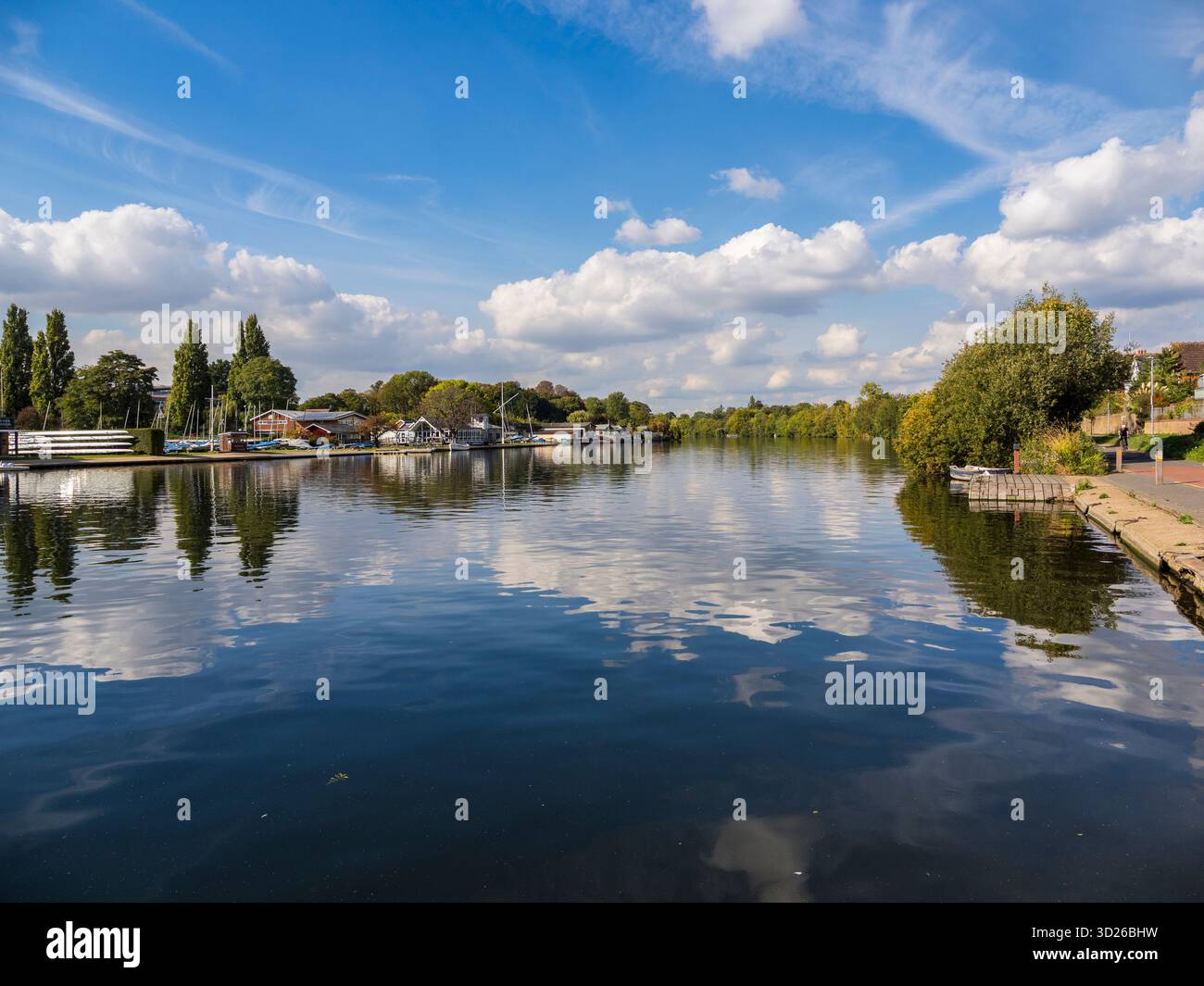 R) Teddington Bank of the River Tamigi, con molti Boat Clubs, Teddington, L) Thames Path, Kingston-uopn-Thames, Londra, Inghilterra, Regno Unito, Gran Bretagna. Foto Stock