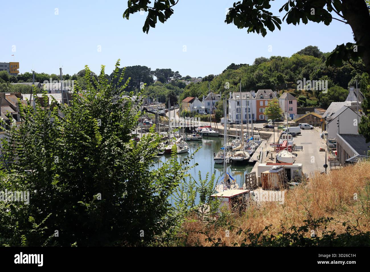Vista del porto interno che si affaccia sull'entroterra dalla Gare Routiere, le Palais, Belle Ile en Mer, Bretagna, Francia Foto Stock