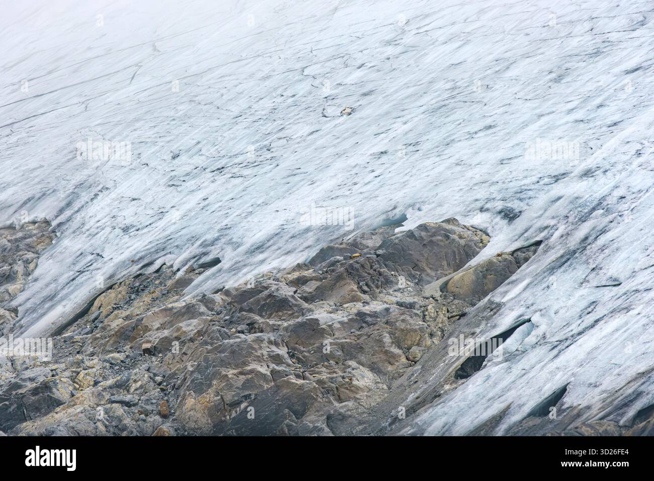 Bordo del ghiacciaio Rettenbach, noto anche come Rettenbachferner, sopra Soelden, valle di Oetz, Tirolo, Austria. Foto Stock