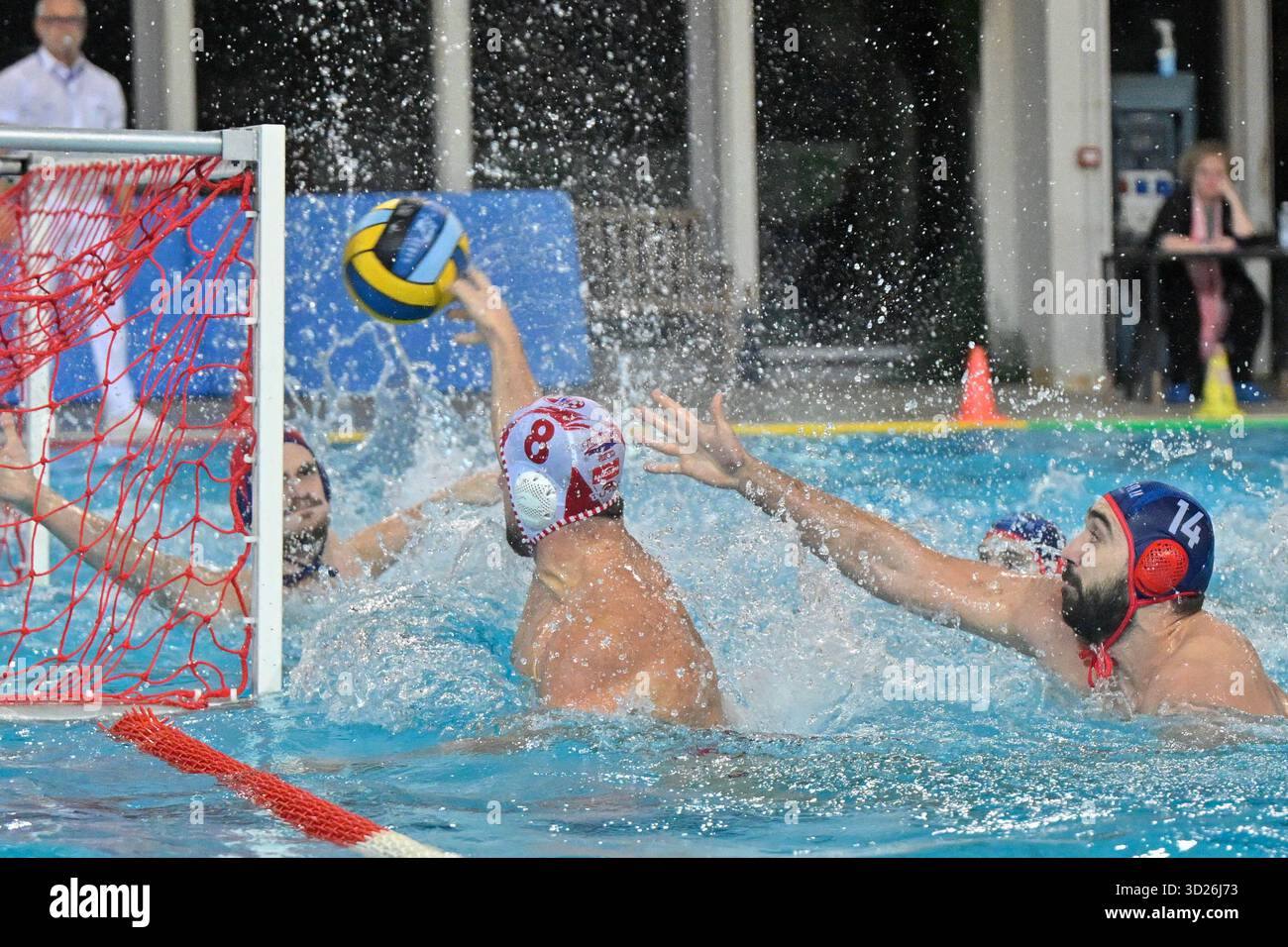 Savona, Italia. 30 ottobre 2025. DJUROVIC Darko (VK Sabac Elixir) - BRUNI Lorenzo (RN Savona) goal - TOHOLJ Nebojsa VK Sabac Elixir) durante rari Nantes Savona vs VK Sabac Elixir, partita di pallanuoto LEN Euro Cup a Savona, Italia, ottobre 30 2025 crediti: Independent Photo Agency/Alamy Live News Foto Stock