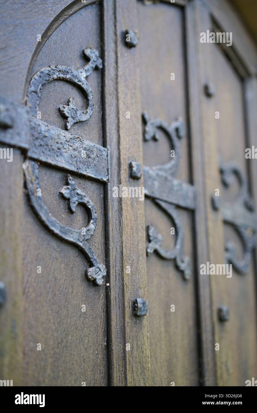 Vista ravvicinata della porta inglese di una chiesa in legno e ferro. Foto Stock