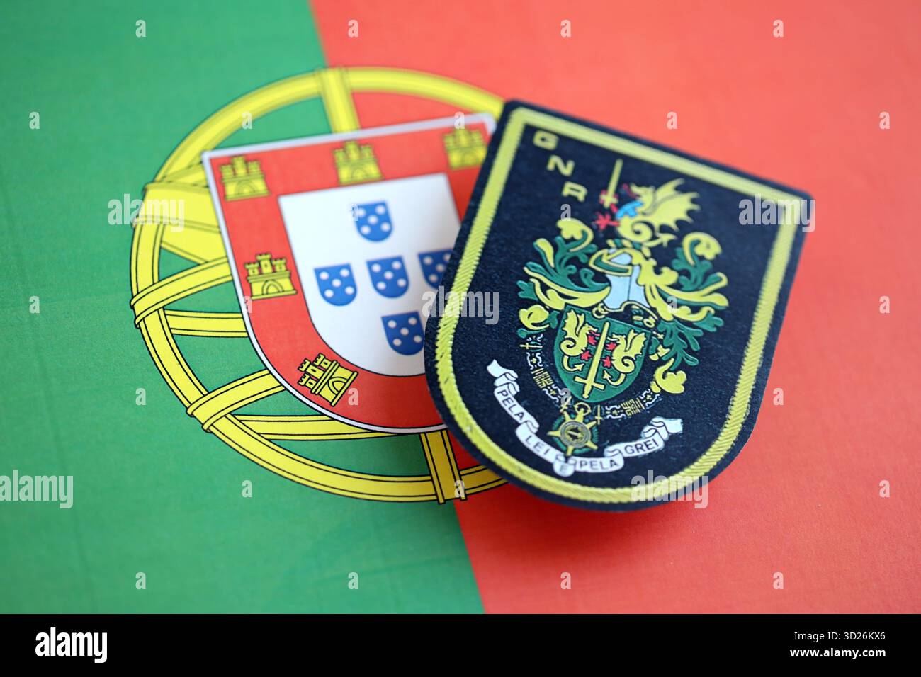 KIEV, UCRAINA - 6 SETTEMBRE 2025 Portogallo Guardia Nazionale Repubblicana patch sulla bandiera nazionale primo piano Foto Stock