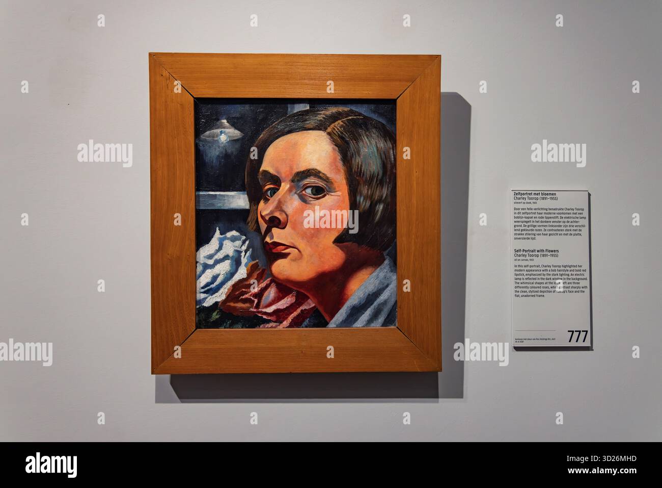 Il dipinto di Charley Toorop "Autoritratto con fiori", un'opera d'arte olandese impressionante, è esposto con un cartello informativo in un ambiente museale Foto Stock