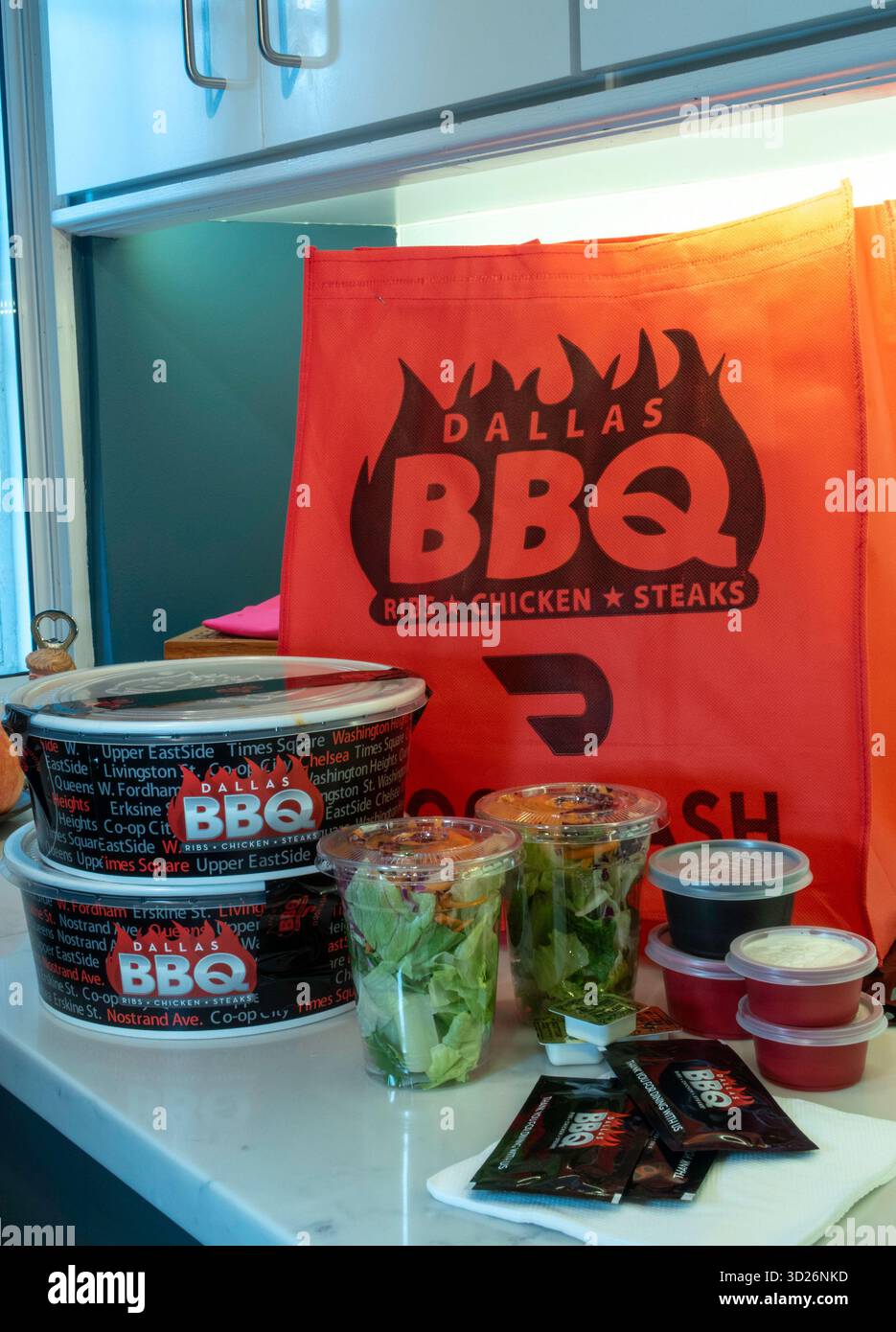 Dallas BBQ utilizza la piattaforma di consegna a domicilio DoorDash per consegnare il suo barbecue a New York City, 2025, New York City, Stati Uniti Foto Stock
