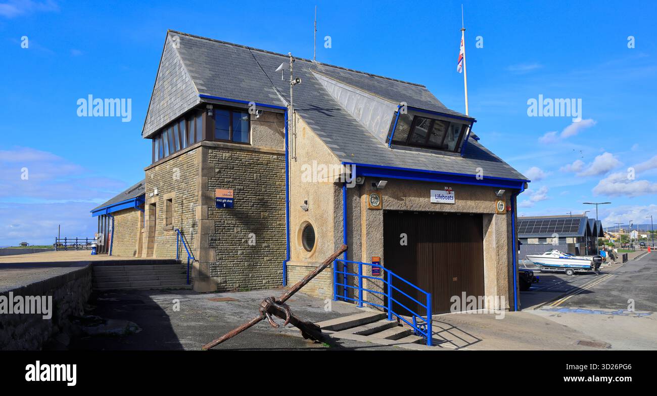 RNLI Lifeboat Station and Slipway, Porthcawl, Galles del Sud, Regno Unito. Presa ottobre 2025. Autunno Foto Stock