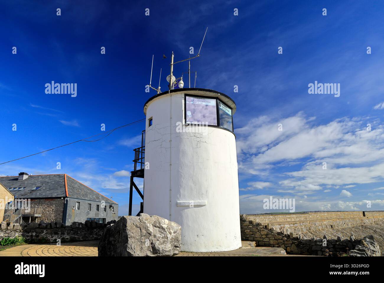 National CoastWatch Lookout Post Tower presso la stazione RNLI, lungomare di Porthcawl, Galles del Sud, Regno Unito. Presa ottobre 2025. Autunno Foto Stock