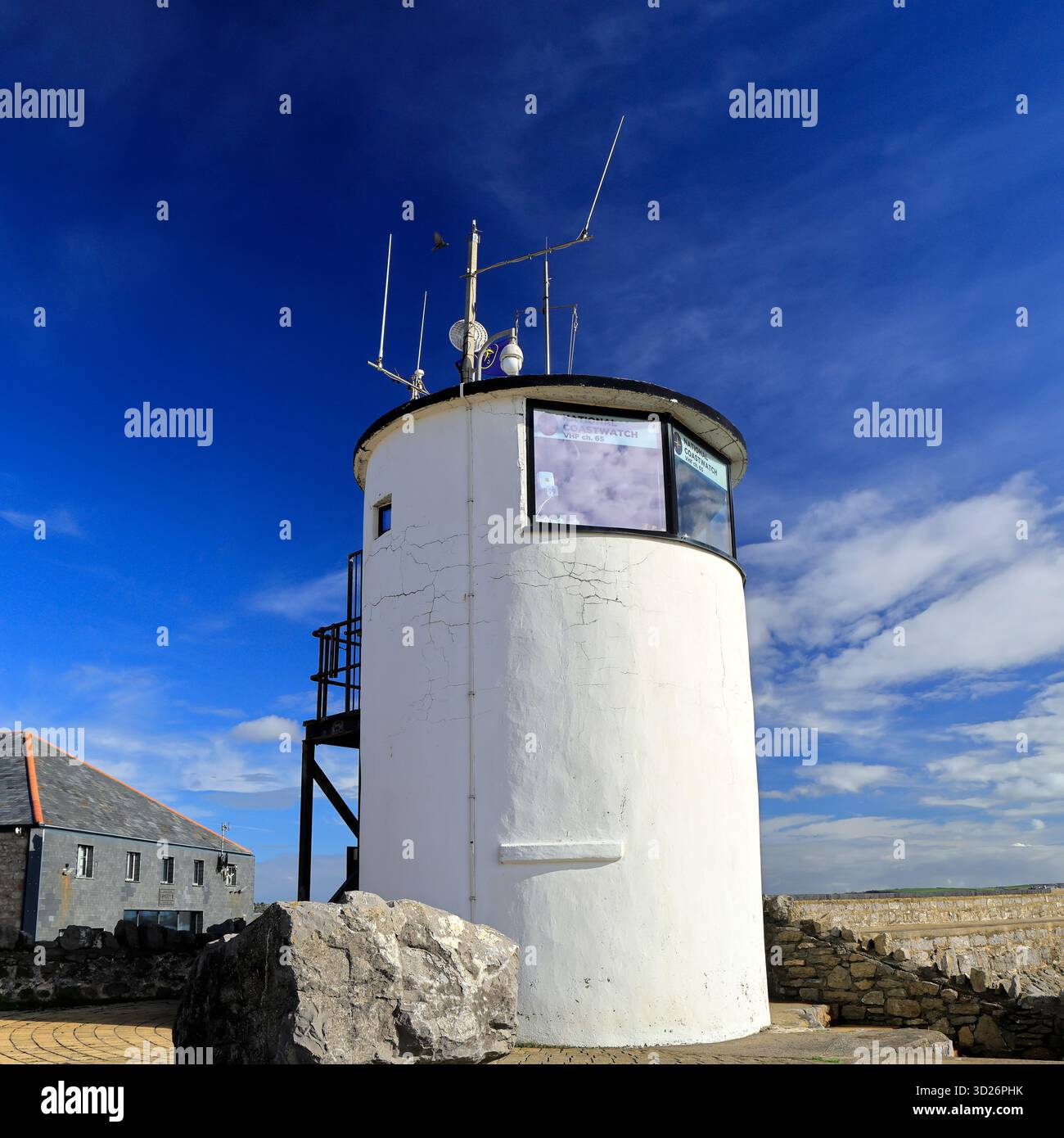 National CoastWatch Lookout Post Tower presso la stazione RNLI, lungomare di Porthcawl, Galles del Sud, Regno Unito. Presa ottobre 2025. Autunno Foto Stock