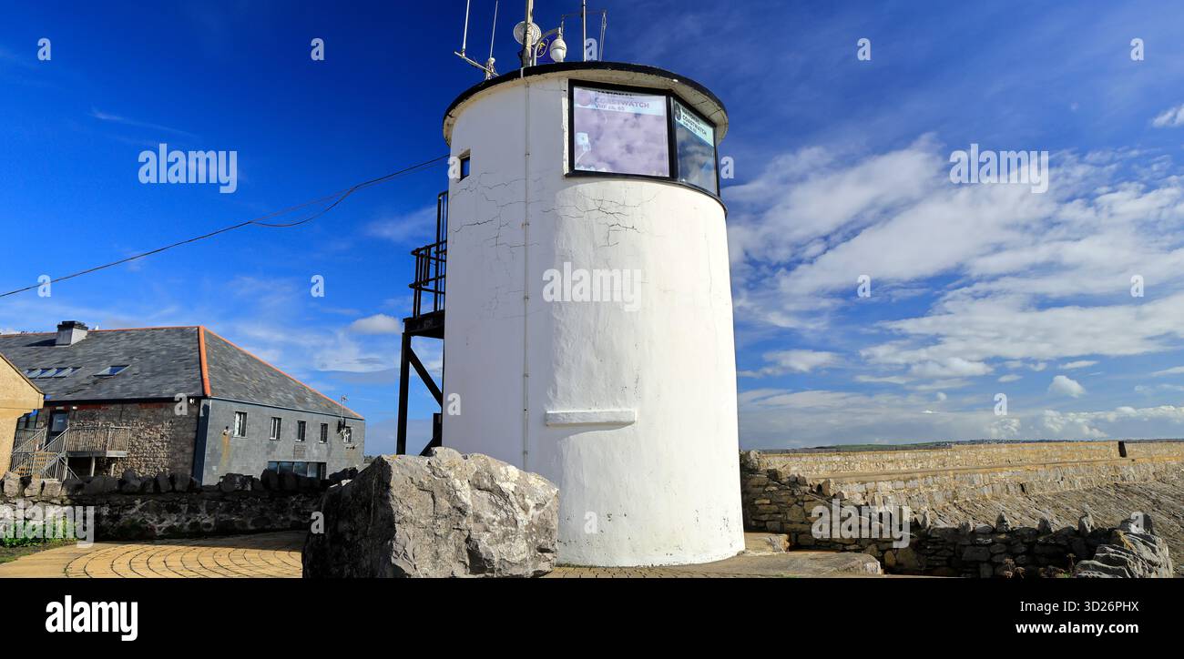 National CoastWatch Lookout Post Tower presso la stazione RNLI, lungomare di Porthcawl, Galles del Sud, Regno Unito. Presa ottobre 2025. Autunno Foto Stock