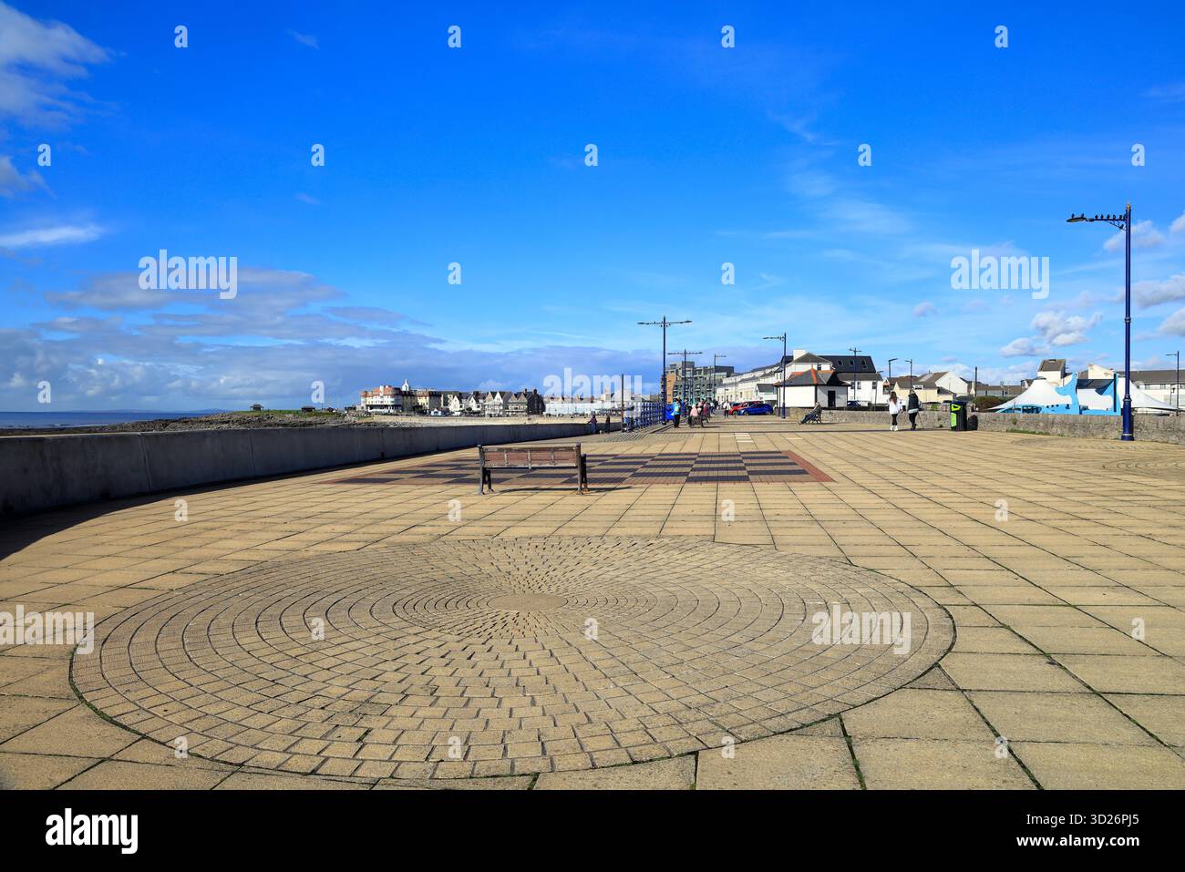 Ampio spazio pubblico aperto alla fine della passeggiata a Porthcawl con la città in lontananza, Porthcawl, Galles del Sud, Regno Unito. Presa ottobre 2025. Autunno Foto Stock