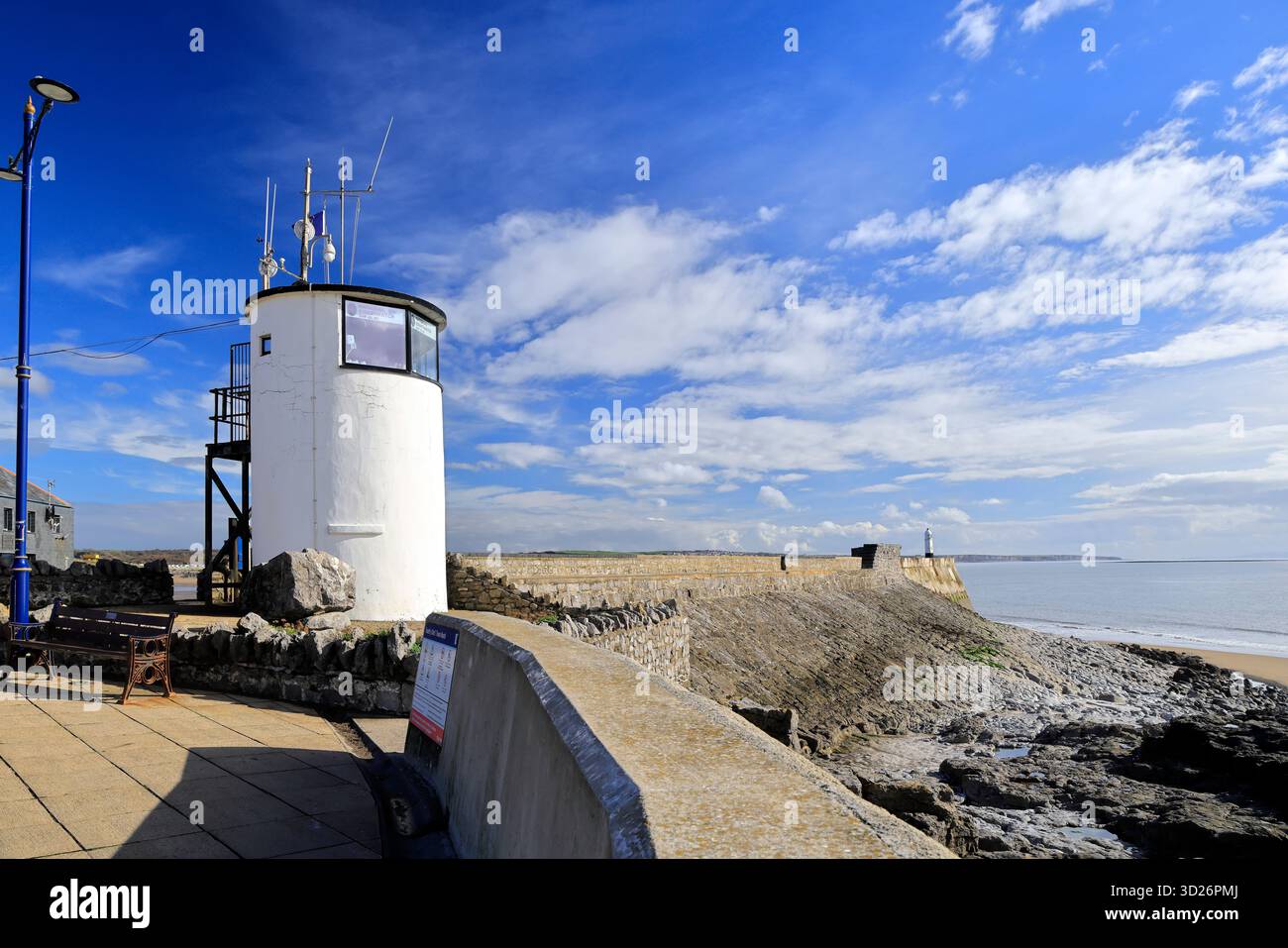 National CoastWatch Lookout Post Tower presso la stazione RNLI, lungomare di Porthcawl, Galles del Sud, Regno Unito. Presa ottobre 2025. Autunno Foto Stock