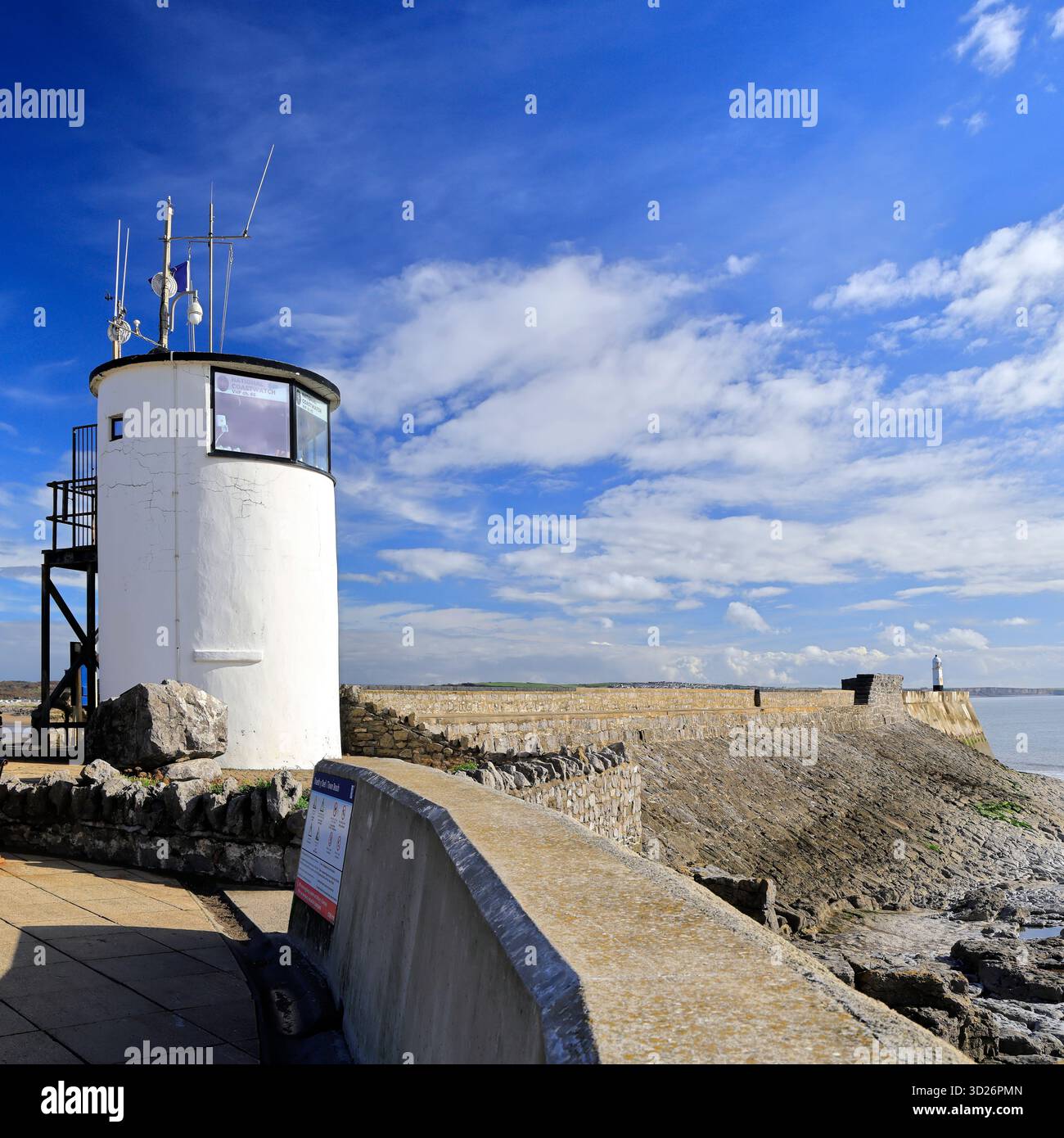 National CoastWatch Lookout Post Tower presso la stazione RNLI, lungomare di Porthcawl, Galles del Sud, Regno Unito. Presa ottobre 2025. Autunno Foto Stock