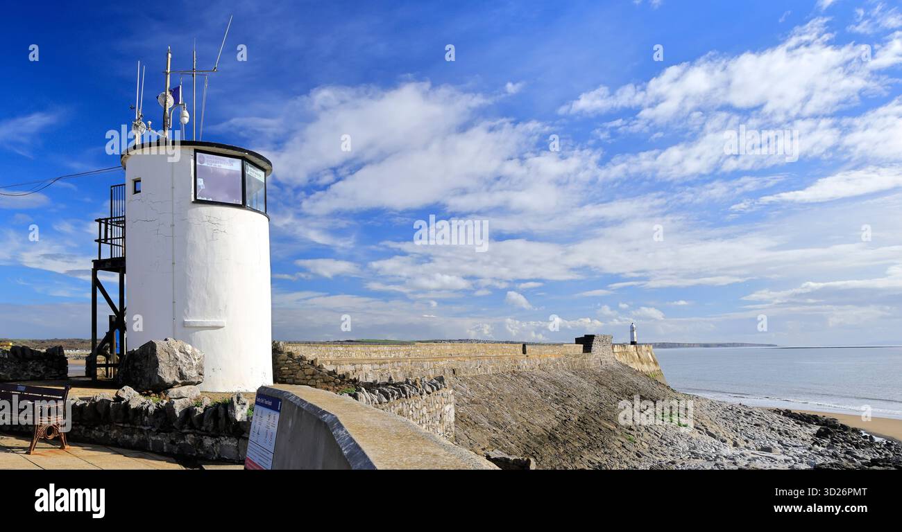 National CoastWatch Lookout Post Tower presso la stazione RNLI, lungomare di Porthcawl, Galles del Sud, Regno Unito. Presa ottobre 2025. Autunno Foto Stock