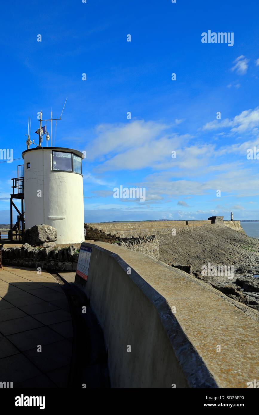 National CoastWatch Lookout Post Tower presso la stazione RNLI, lungomare di Porthcawl, Galles del Sud, Regno Unito. Presa ottobre 2025. Autunno Foto Stock