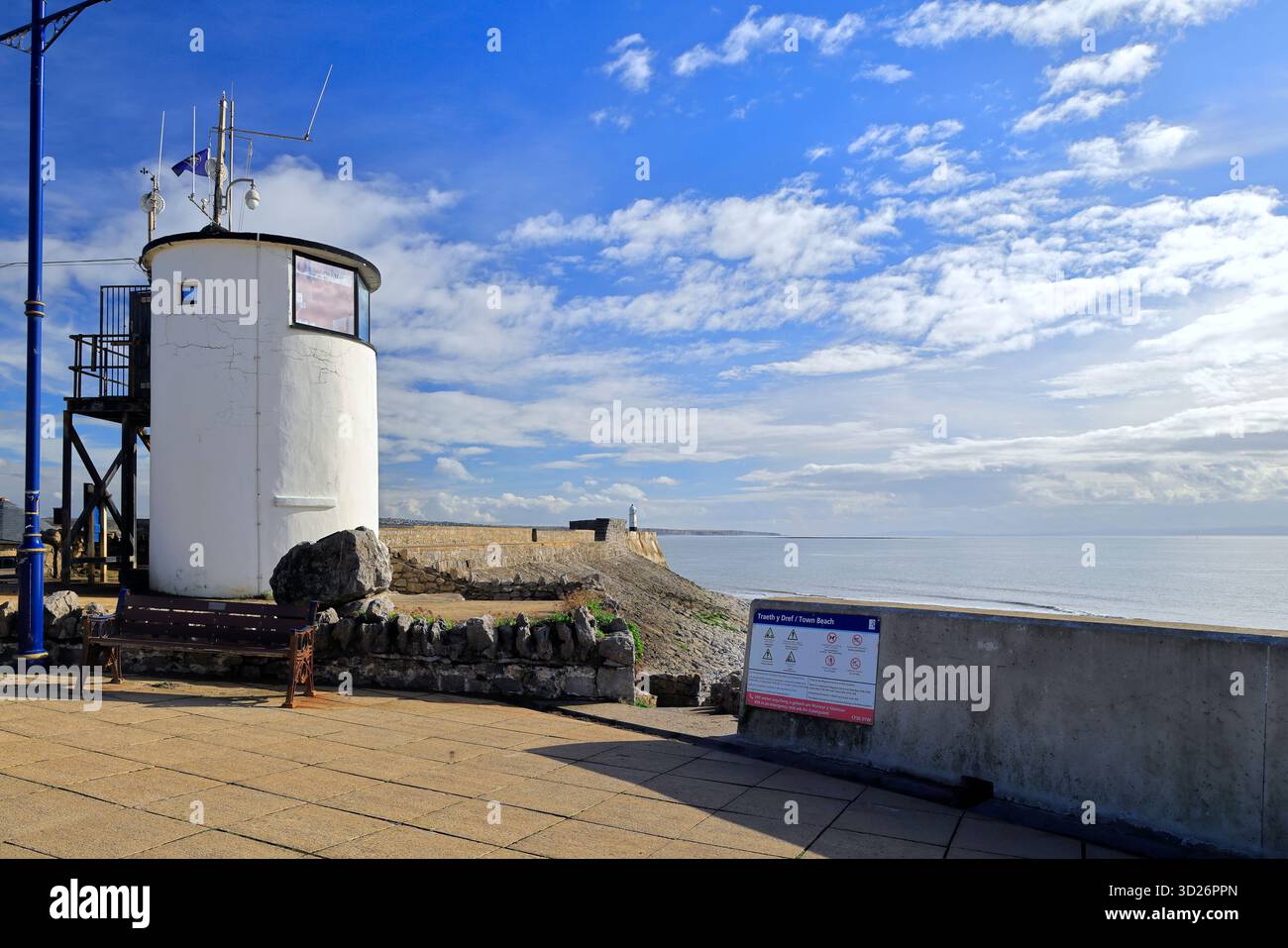 National CoastWatch Lookout Post Tower presso la stazione RNLI, lungomare di Porthcawl, Galles del Sud, Regno Unito. Presa ottobre 2025. Autunno Foto Stock