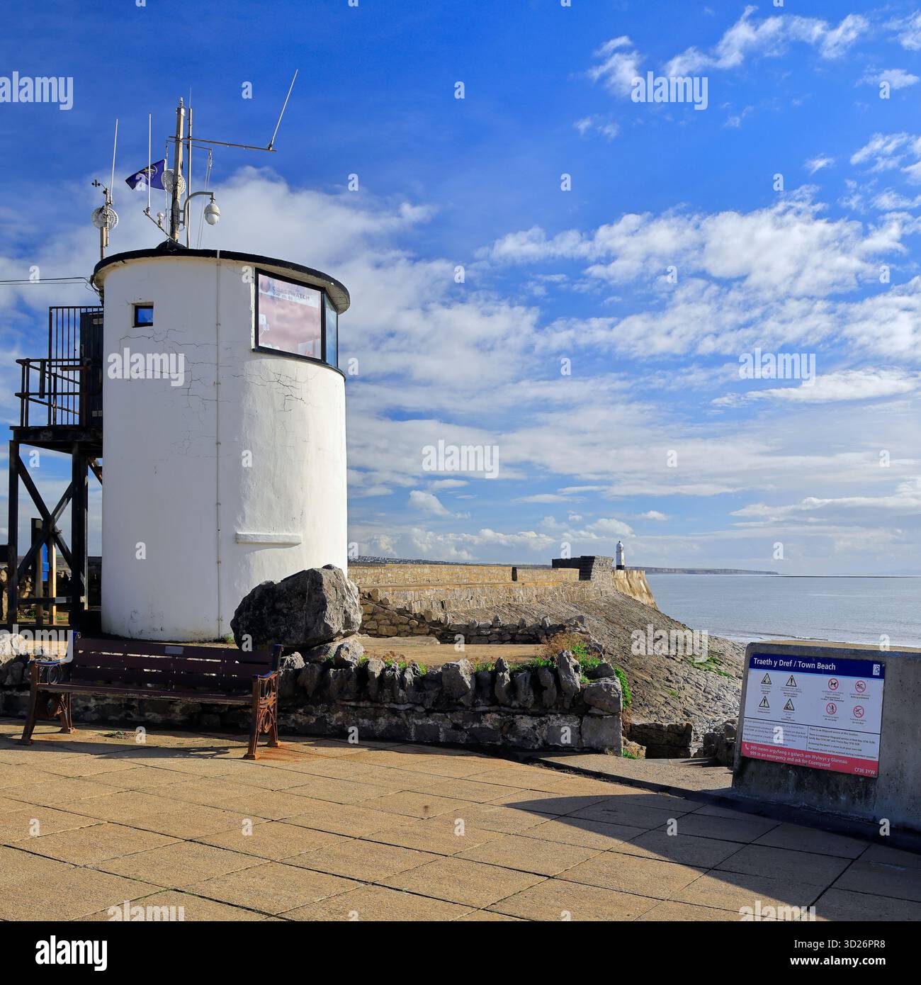 National CoastWatch Lookout Post Tower presso la stazione RNLI, lungomare di Porthcawl, Galles del Sud, Regno Unito. Presa ottobre 2025. Autunno Foto Stock