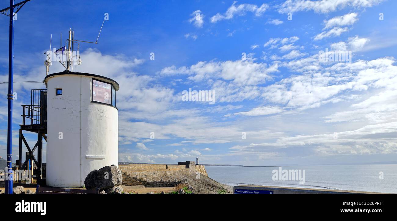 National CoastWatch Lookout Post Tower presso la stazione RNLI, lungomare di Porthcawl, Galles del Sud, Regno Unito. Presa ottobre 2025. Autunno Foto Stock