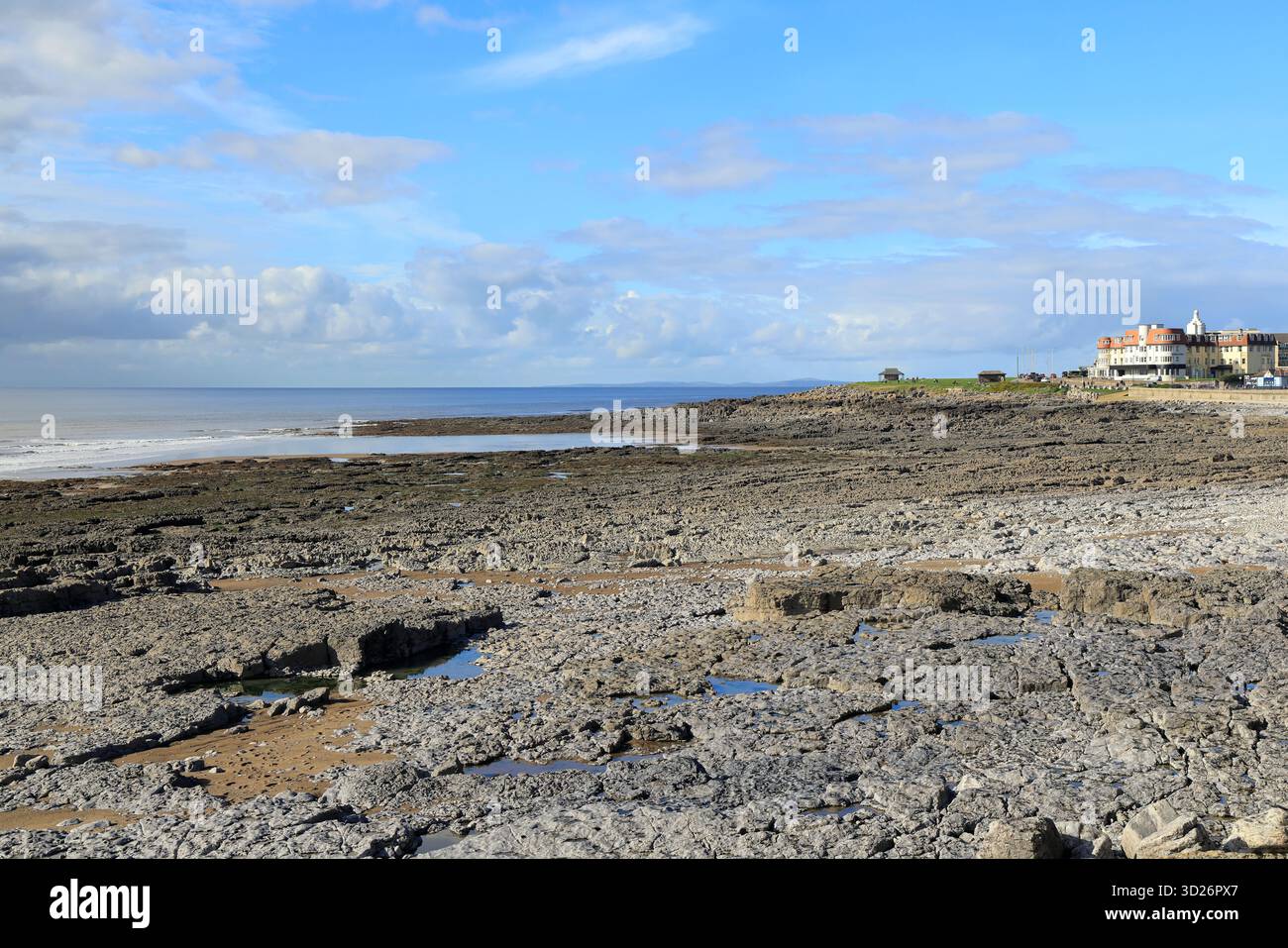 The Town Beach e l'iconico Seabank Hotel, Porthcawl, Galles del Sud, Regno Unito. Presa ottobre 2025. Autunno Foto Stock