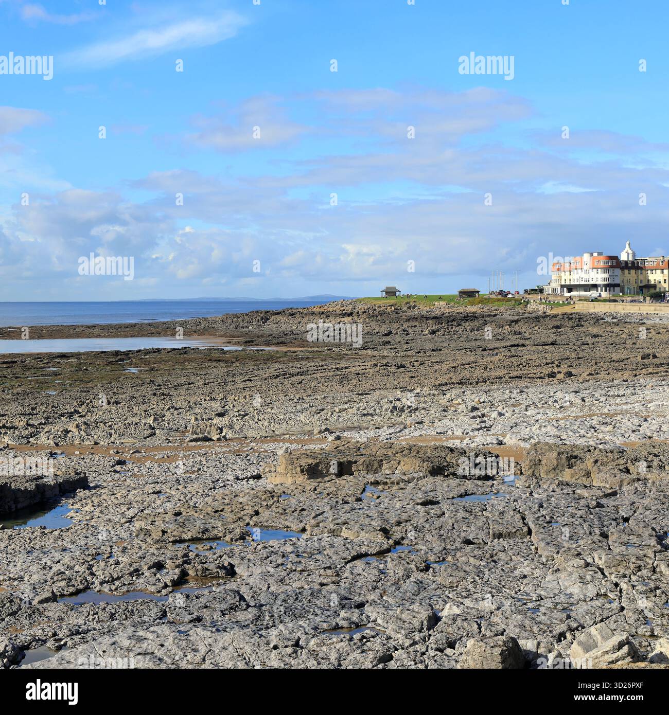 The Town Beach e l'iconico Seabank Hotel, Porthcawl, Galles del Sud, Regno Unito. Presa ottobre 2025. Autunno Foto Stock