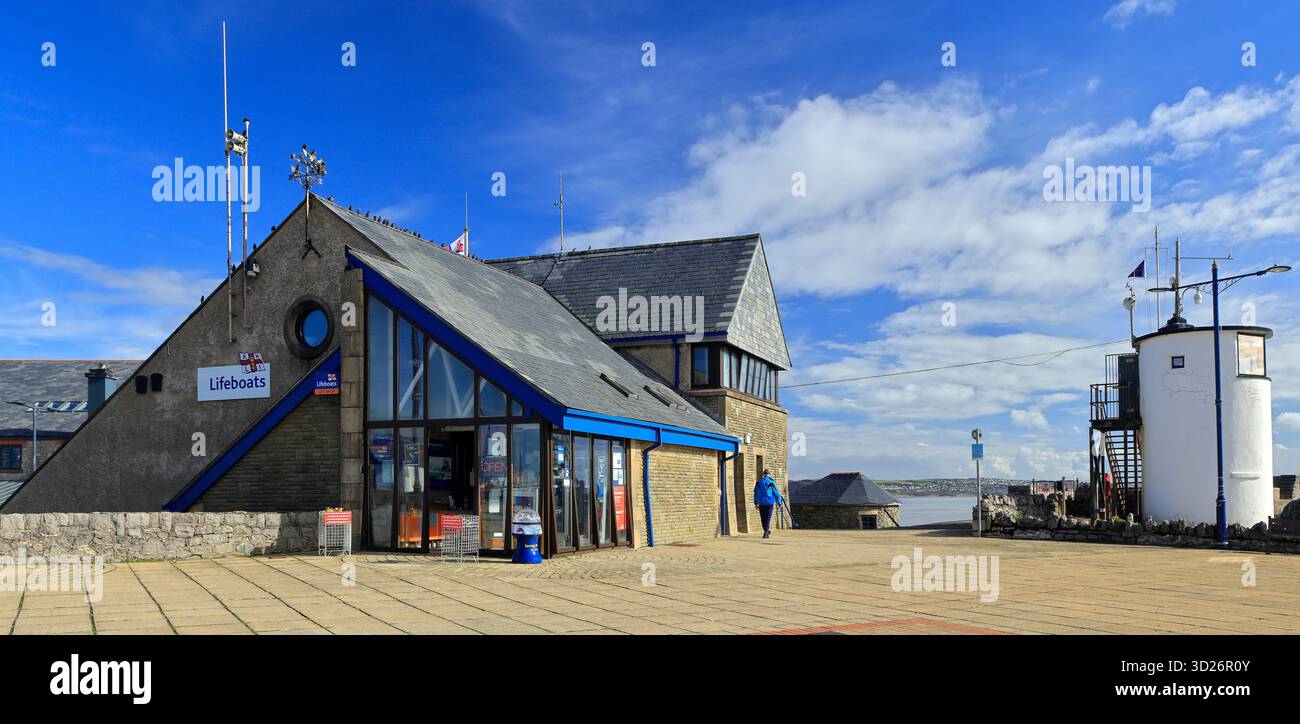 National CoastWatch Lookout Post Tower presso la stazione RNLI, lungomare di Porthcawl, Galles del Sud, Regno Unito. Presa ottobre 2025. Autunno Foto Stock