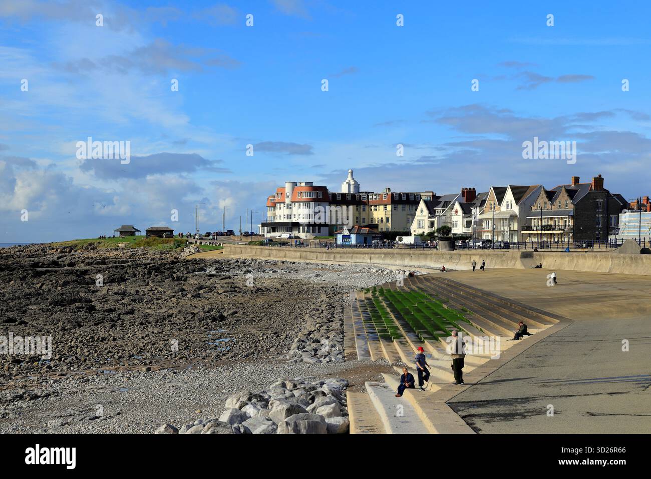 The Town Beach e l'iconico Seabank Hotel, Porthcawl, Galles del Sud, Regno Unito. Presa ottobre 2025. Autunno Foto Stock