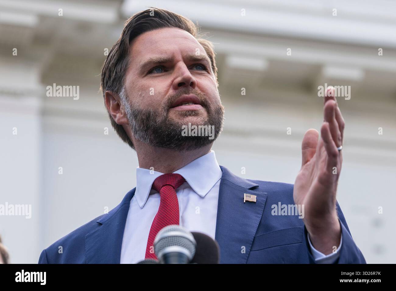 Washington, Stati Uniti. 30 ottobre 2025. Il vicepresidente JD Vance fa delle osservazioni durante una conferenza stampa con i dirigenti dei trasporti e delle compagnie aeree fuori dall'ala ovest della Casa Bianca a Washington, DC, giovedì 30 ottobre 2025. L’amministrazione Trump avverte che, mentre il governo chiuderà, ora al suo 30° giorno, continuerà a subire un effetto peggiorante sui ritardi dei viaggi aerei. Foto di Aaron Schwartz/UPI credito: UPI/Alamy Live News Foto Stock