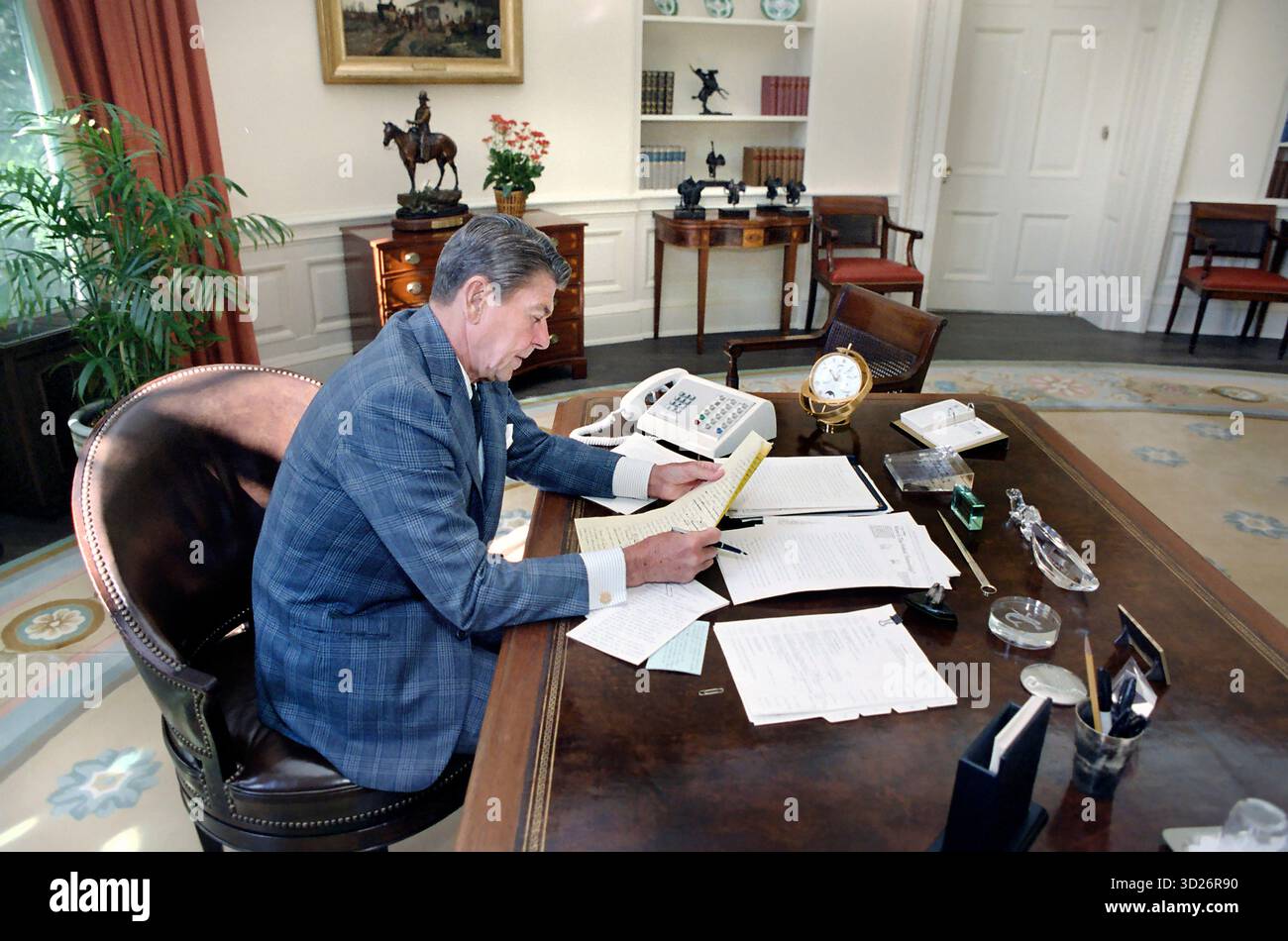 Il presidente degli Stati Uniti Ronald Reagan sta lavorando ad un prossimo discorso alla nazione presso l'Ufficio ovale della Casa Bianca, Washington, D.C., USA, il presidente Ronald Reagan White House Photographic Office, 24 settembre 1981 Foto Stock