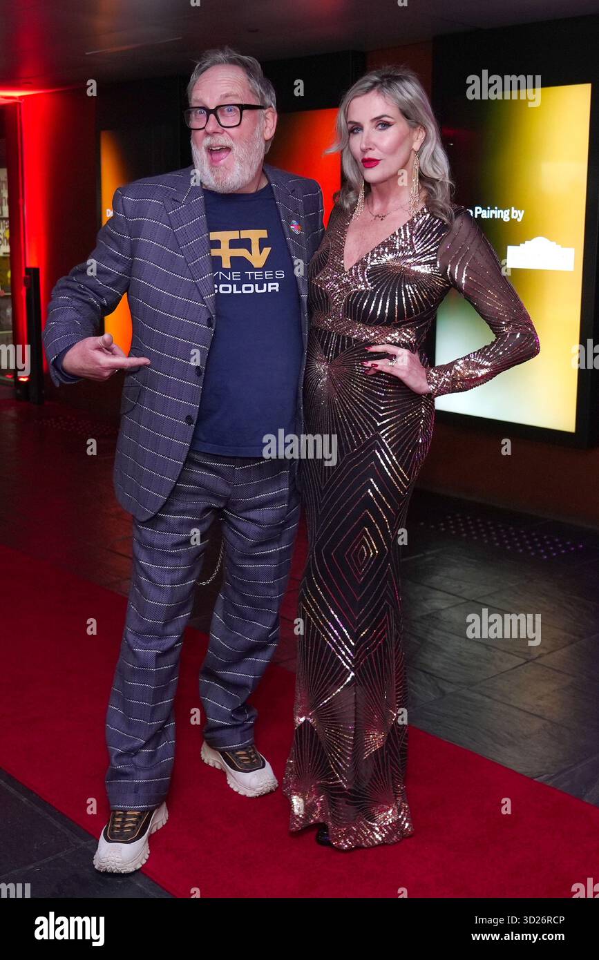 Jim Moir, meglio conosciuto come il personaggio televisivo Vic Reeves e Nancy Sorrell che arrivano per una performance di Sting al lancio della campagna Baltic Endowment Fund al Baltic Centre for Contemporary Art di Gateshead. Data foto: Giovedì 30 ottobre 2025. Foto Stock