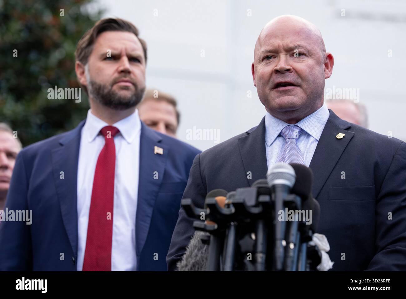 Washington, Stati Uniti. 30 ottobre 2025. Sean M. o'Brien, Presidente generale della Fratellanza Internazionale dei Teamsters, parla durante una conferenza stampa con i dirigenti dei trasporti e delle compagnie aeree fuori dall'ala Ovest della Casa Bianca a Washington, DC, giovedì 30 ottobre 2025. L’amministrazione Trump avverte che, mentre il governo chiuderà, ora al suo 30° giorno, continuerà a subire un effetto peggiorante sui ritardi dei viaggi aerei. Foto di Aaron Schwartz/UPI credito: UPI/Alamy Live News Foto Stock