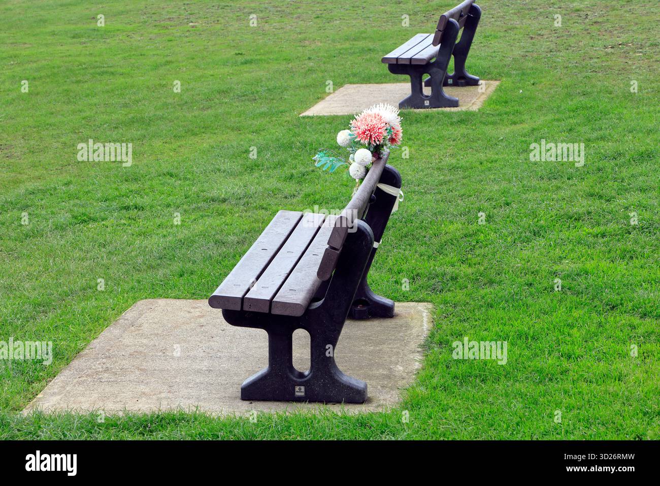 Molte panchine pubbliche di fila si affacciano sul mare di Porthcawl, Galles del Sud, Regno Unito. Presa ottobre 2025. Autunno Foto Stock
