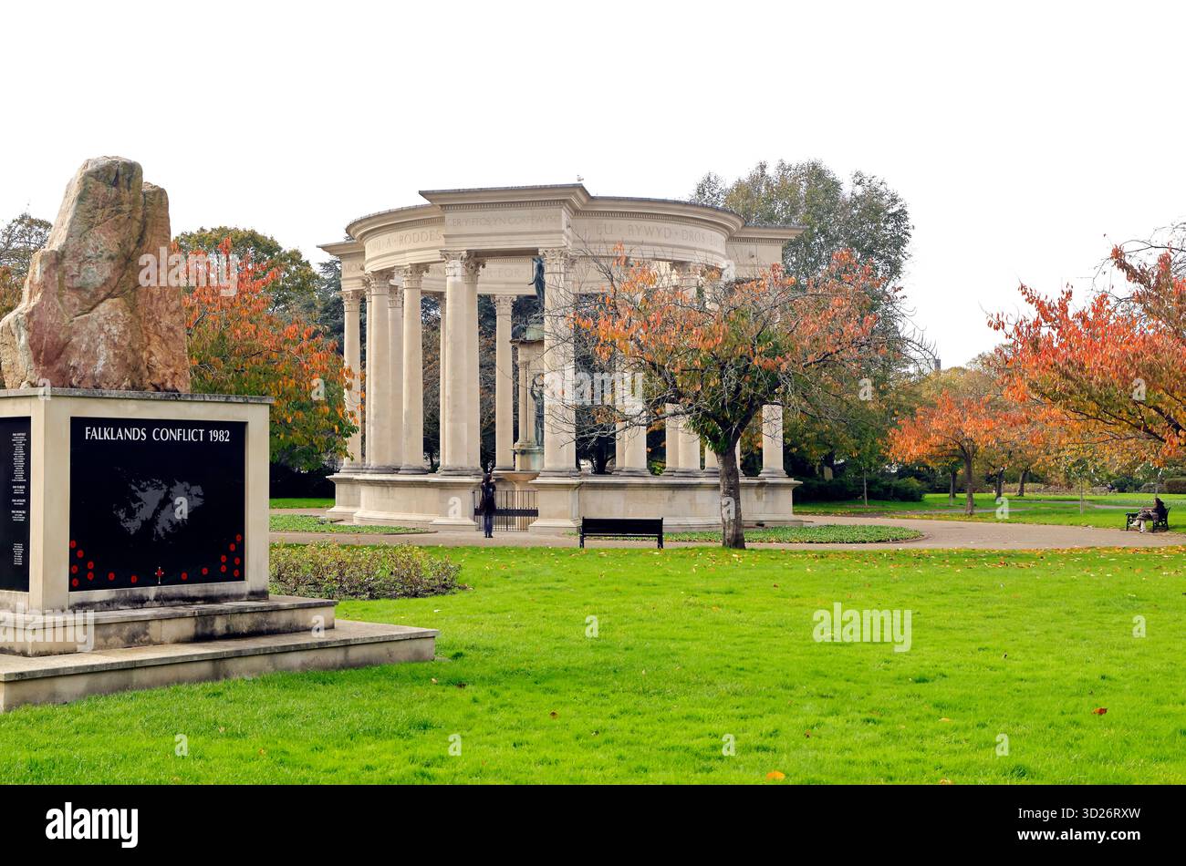 National War Memorial e Flaklands Conflict Memorial con colori autunnali, Alexandra Gardens, Cathays Park, Cardiff, Galles. Autunno. Presa ottobre 2025 Foto Stock