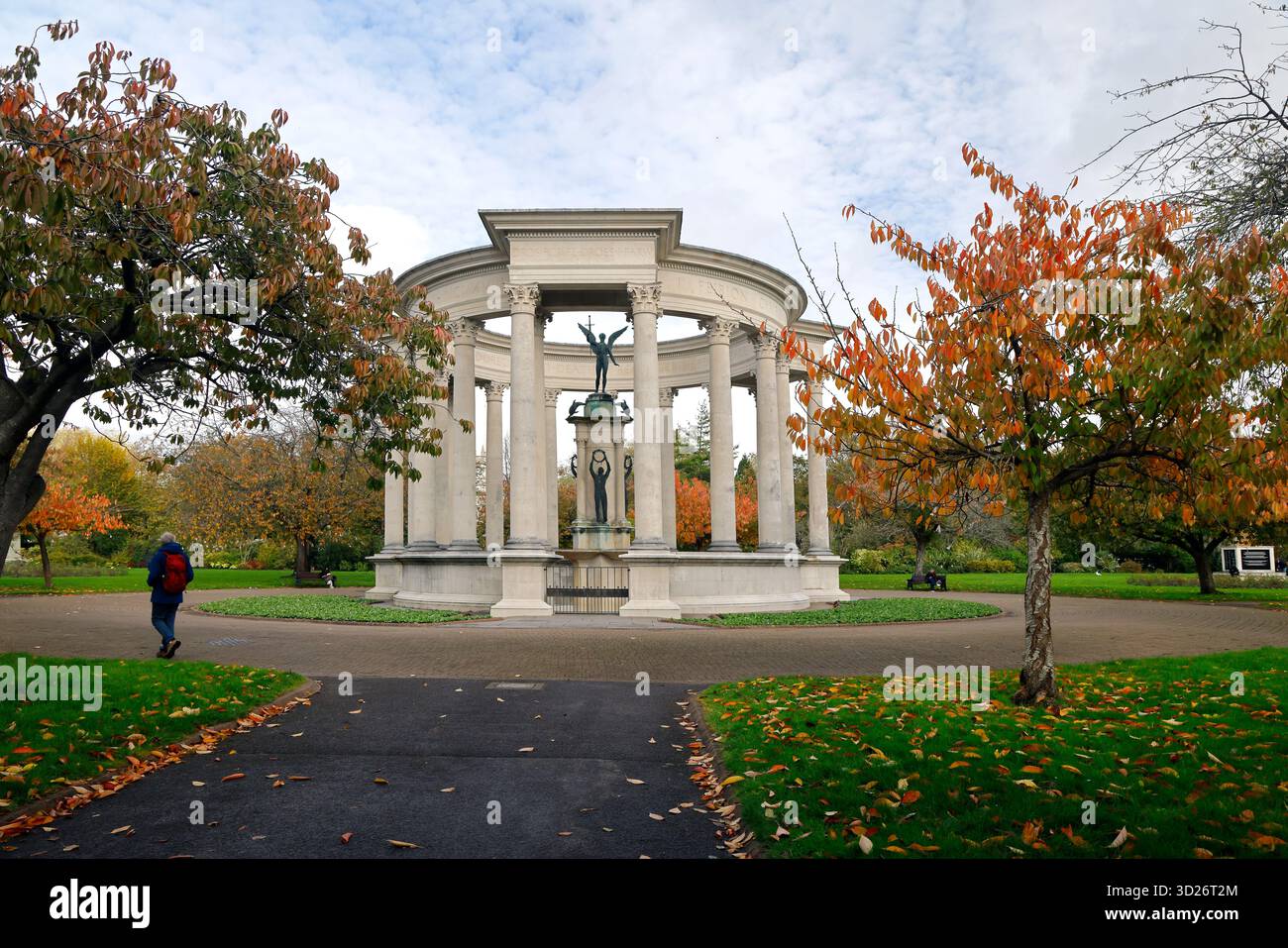 National War Memorial e colori autunnali, Alexandra Gardens, Cathays Park, Cardiff, Galles. Autunno. Presa ottobre 2025 Foto Stock