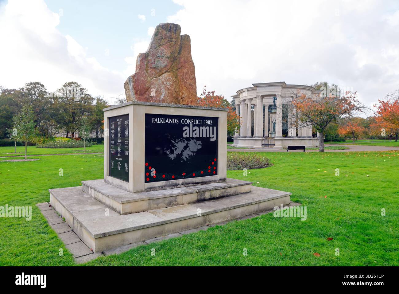 National War Memorial e Flaklands Conflict Memorial con colori autunnali, Alexandra Gardens, Cathays Park, Cardiff, Galles. Autunno. Presa ottobre 2025 Foto Stock
