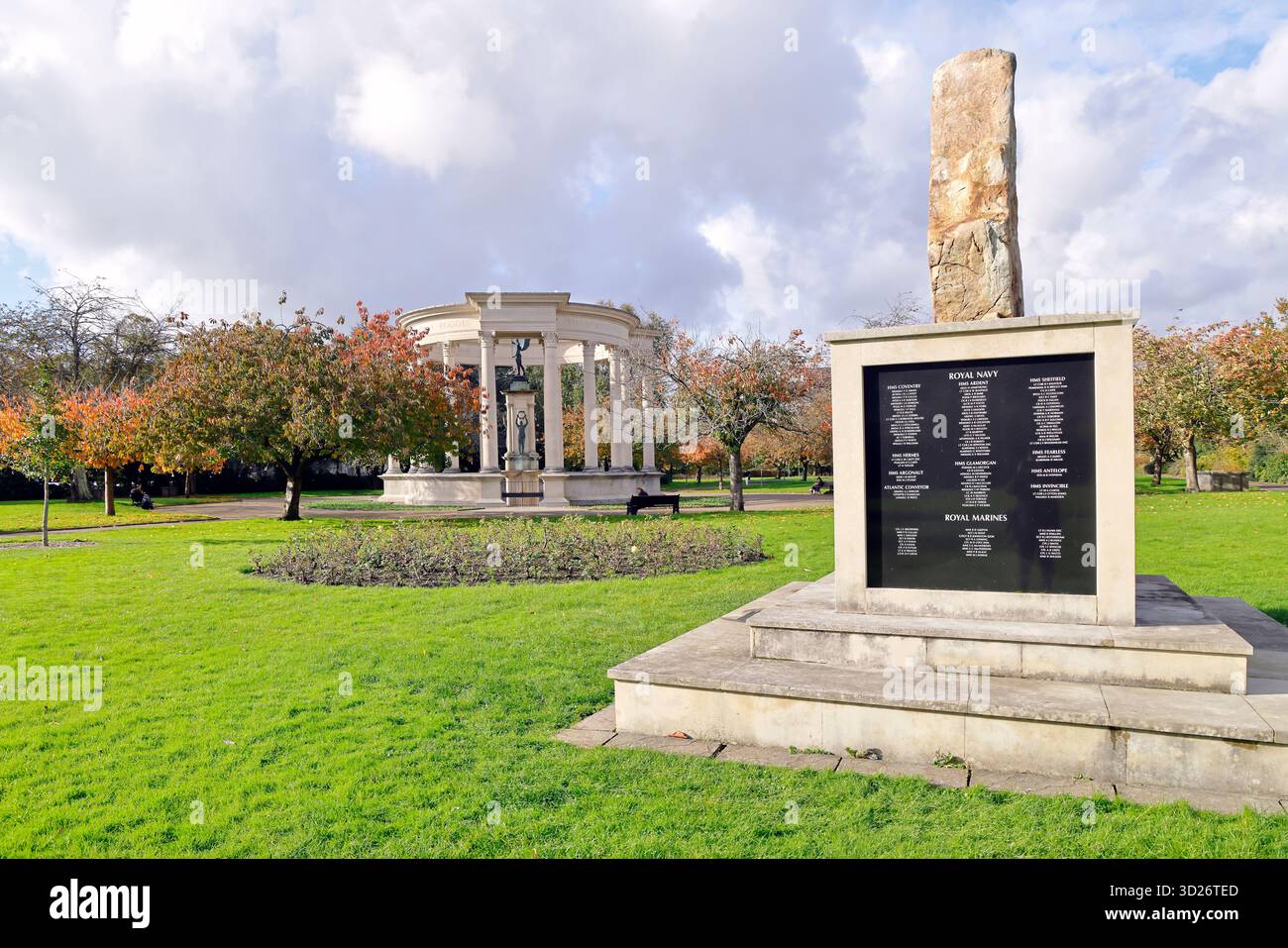 National War Memorial e Flaklands Conflict Memorial con colori autunnali, Alexandra Gardens, Cathays Park, Cardiff, Galles. Autunno. Presa ottobre 2025 Foto Stock