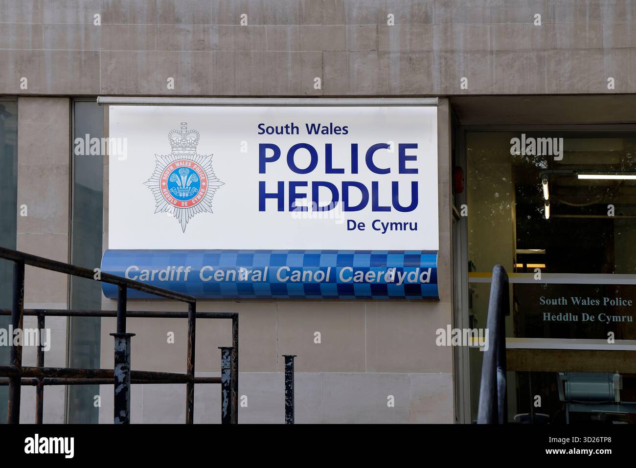 Stazione e segnaletica della polizia centrale di Cardiff (Yr Heddlu), Cardiff City Centre, Galles del Sud, Regno Unito. Autunno. Presa ottobre 2025 Foto Stock