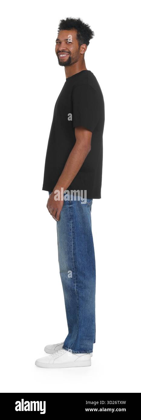 Uomo felice che indossa jeans eleganti su sfondo bianco Foto Stock