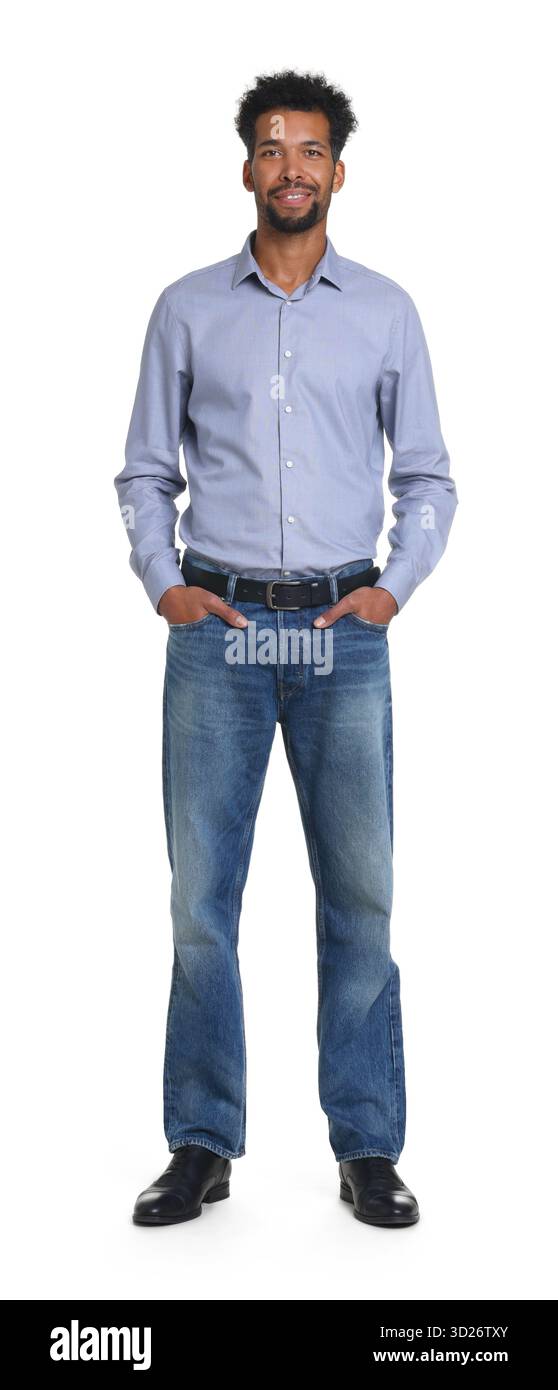 Uomo felice che indossa jeans eleganti su sfondo bianco Foto Stock